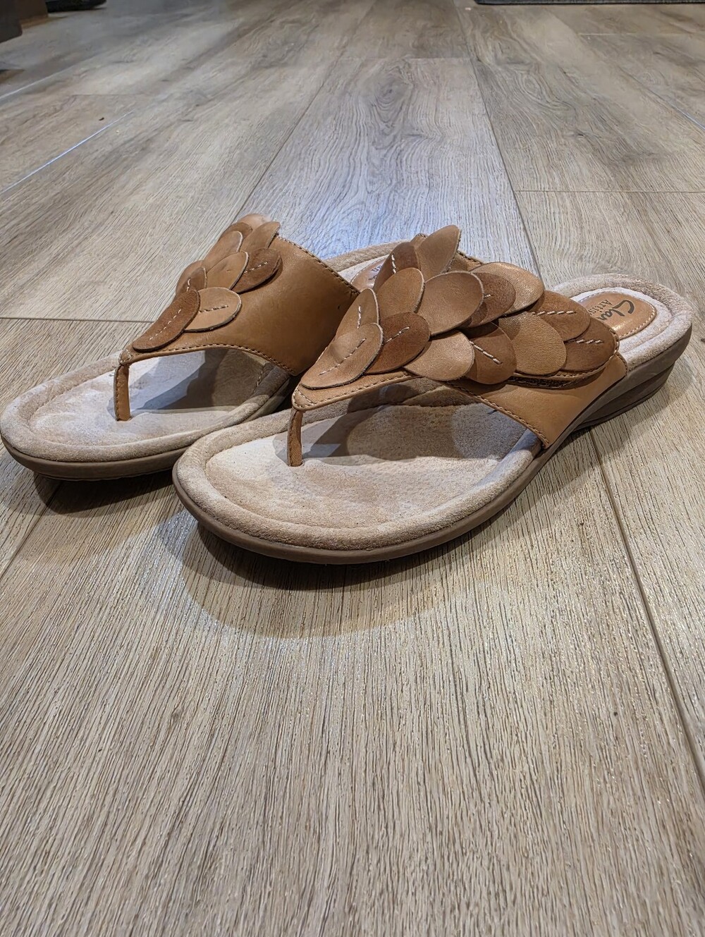 Clarks Artisan Women’s Brown Leather Floral Thong Sandals Size 9M